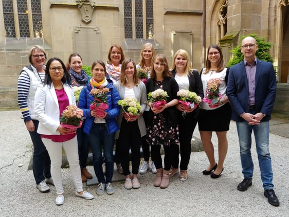Die Empfängerinnen der Vocatio 2019 in der Stiftskirche Öhringen mit Dekanssekretärin Martina Jungwirth (links) und Studienleiter Steffen Bäuerle (rechts).